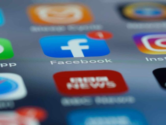 Meta Manus Facebook app icon on a mobile phone screen with notification badge.